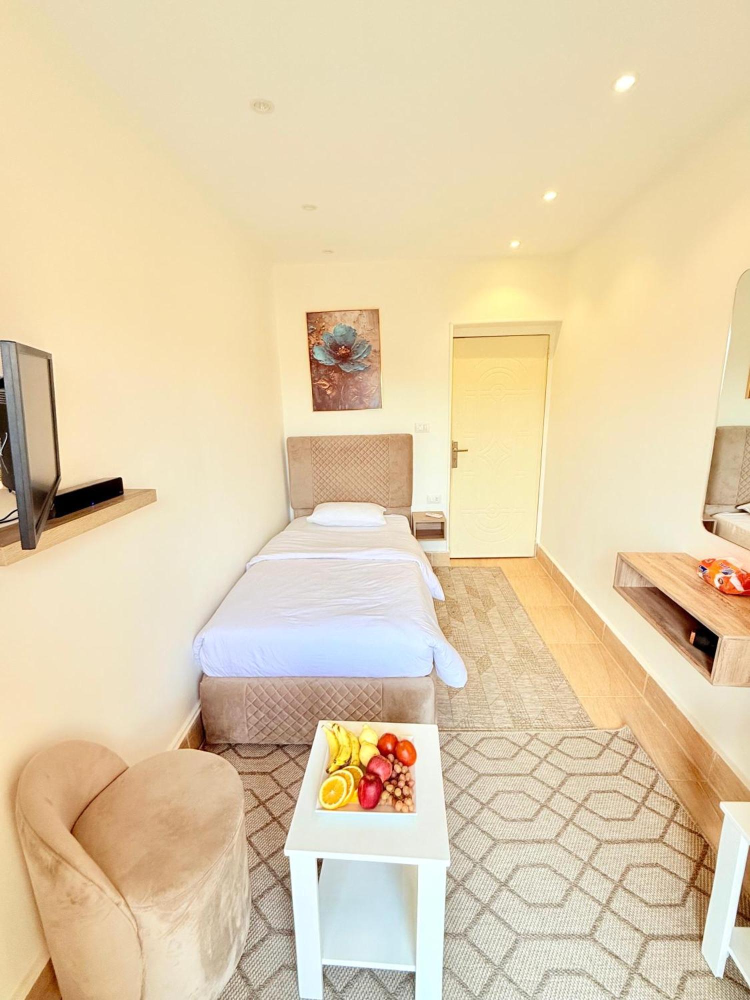 Seven Pyramids Panoramic View Inn Kafrat al Jabal Exterior photo